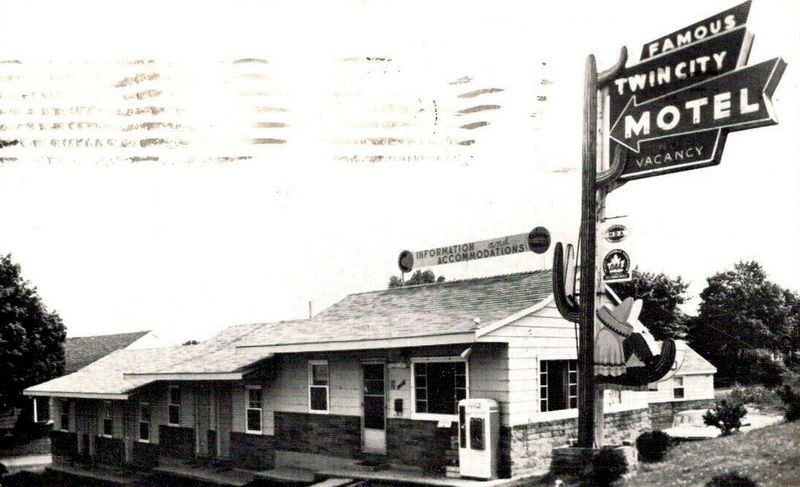 Twin City Motel (Twin-City Motel) - Vintage Postcard (newer photo)